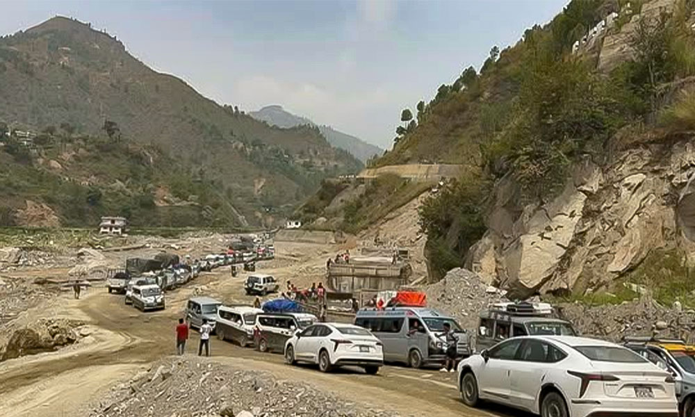 अविरल वर्षा र पहिरोले देशका प्रमुख राजमार्गहरू अवरुद्ध